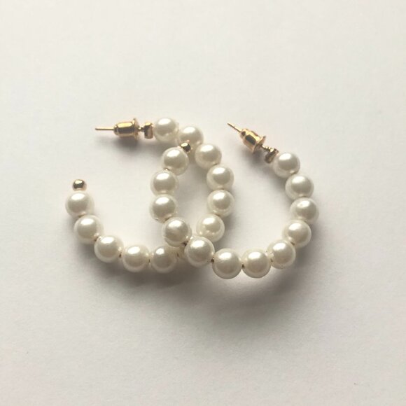 NEW PEARL HOOP EARRINGS —GOLD TONE • 1.5” HOOPS Costume Jewelry Women's Earrings - Picture 3 of 9